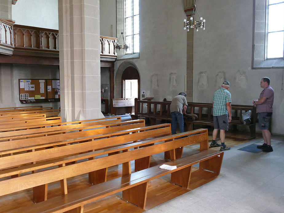 Räumung des Restinventars und der Kirchenbänke aus der Kirche (Foto: Karl-Franz Thiede)